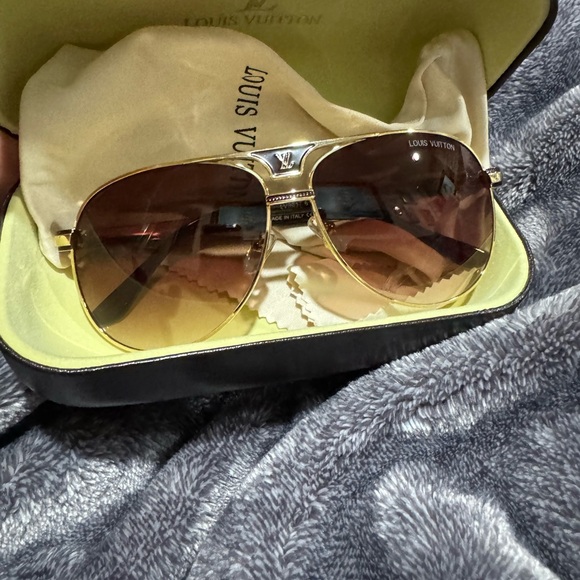 Gorgeous Louis Vuitton sunglasses brown with box! Pristine conditions - Picture 3 of 8